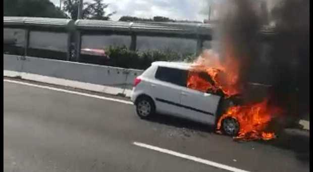 Roma, auto prende fuoco sul Gra: traffico paralizzato anche per altro incidente