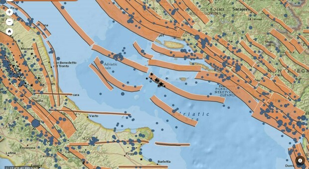 Le faglie sismogenetiche dell INGV rappresentate con fasce di colore arancione, i terremoti del 27 marzo con stelle nere e i terremoti avvenuti tra il 1900 e il 2006 con cerchi azzurri
