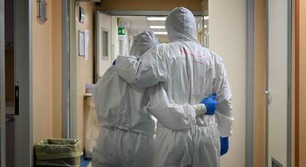 Coronavirus, in Italia superati i centomila morti. Più zone rosse locali, sul lockdown è scontro
