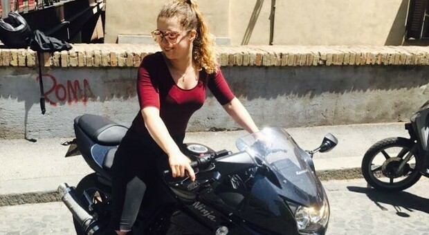 Cecilia travolta e uccisa in moto a Roma, il fidanzato: «L'hanno fatta sbandare. Chi sa qualcosa parli»