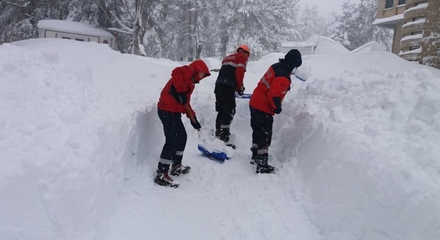 Nove volontari "combattono" con la neve in paesi isolati delle Marche