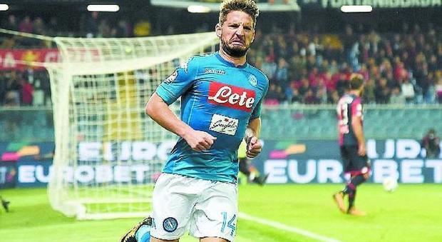 Napoli, le reti di Mertens per non mollare la Juventus