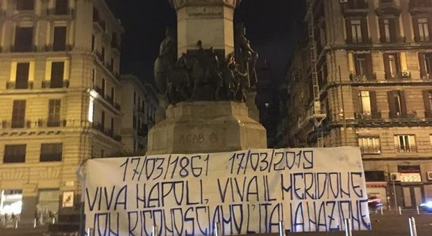 «Non riconosciamo l'Italia nazione», striscione sulla statua di Garibaldi a Napoli