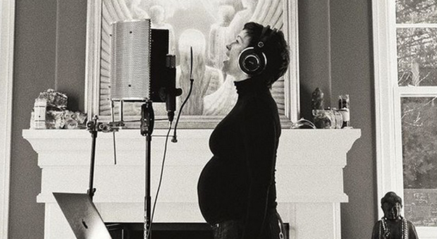 Alanis Morissette incinta del terzo figlio, l'annuncio su Instagram: «Così tante novità»