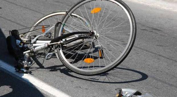 Autista di pullman travolse e uccise un ciclista: patteggia e lavora per il paese