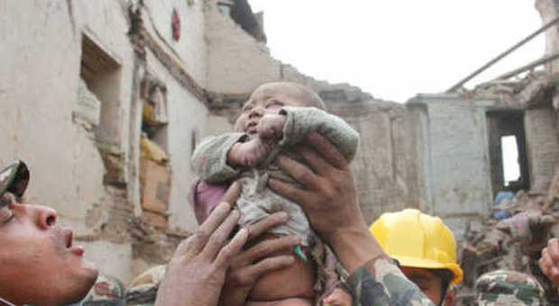 Il neonato estratto vivo dalla macerie in Nepal