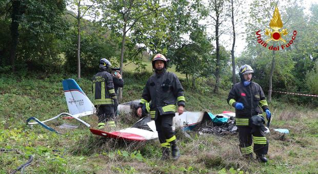 Piccolo aereo da turismo precipita e prende fuoco: muore pilota bresciano