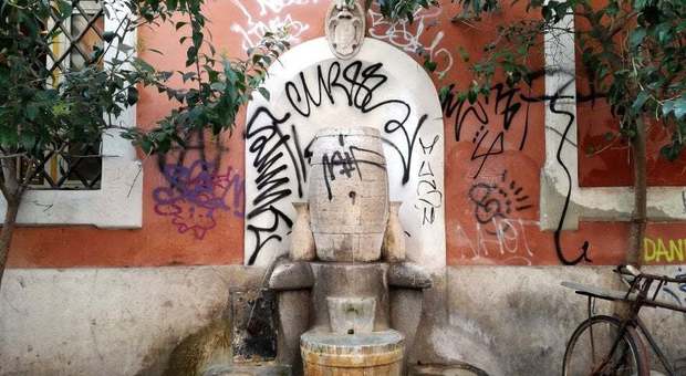 Roma, sfregio a Trastevere: la fontana della Botte ricoperta dai writer