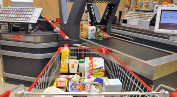 Milano, rubava punti fedeltà ai clienti: denunciato cassiere di supermarket