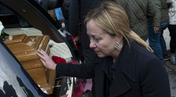 Sparatoria a Roma, Meloni commossa ai funerali di Nicoletta, una delle vittime della strage di Fidene