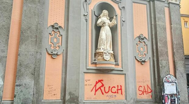 La chiesa imbrattata dai vandali