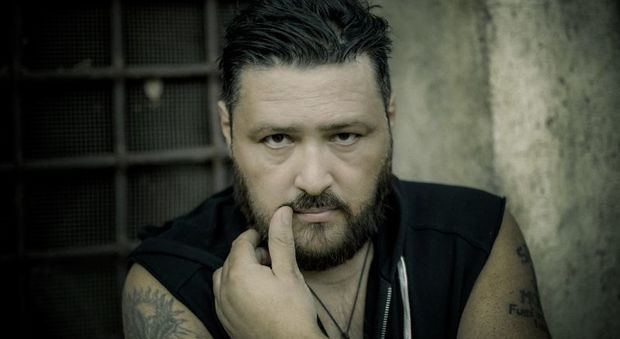 Marco Conidi, una “Roma capoccia” in versione rock per aiutare Emergency