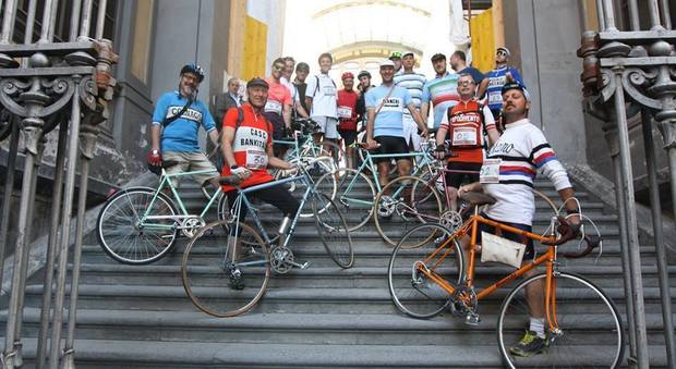 Corteo di bici vintage per amare Napoli, aperte le iscrizioni per la Cazzimbocchia