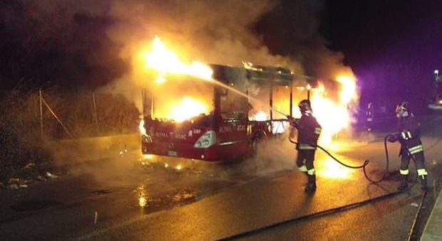 Bus Atac in fiamme nella notte a Roma: allarme in via del Fosso della Magliana