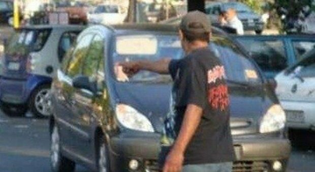 Napoli, il ras della sosta lavava anche le auto: «Inutile denunciare»