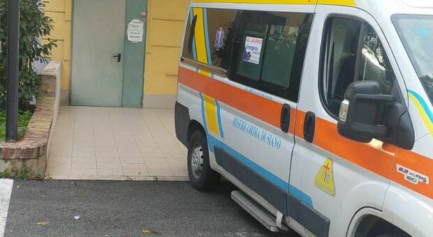 L'ambulanza trasformata in posto-letto per la paziente