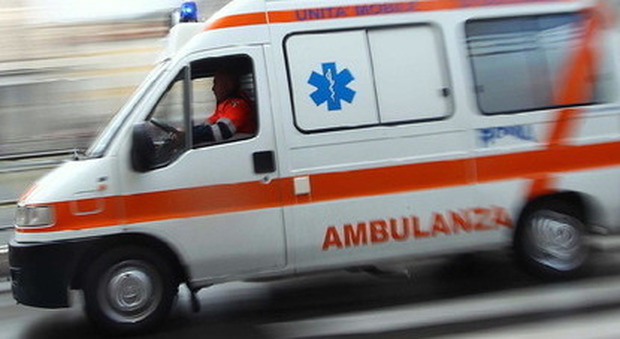 Roma, usano auto dell'ospedale Umberto I per uso privato: c'è anche chi spaccia coca con l'ambulanza