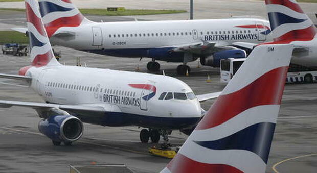Gran Bretagna, hostess British Airways gestisce sito a luci rosse con foto a bordo aerei: aperta un'inchiestagran