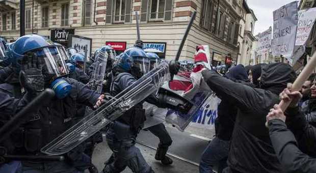 Torino, scontri al cotreo anti-Lega. Salvini: «Clima indegno»
