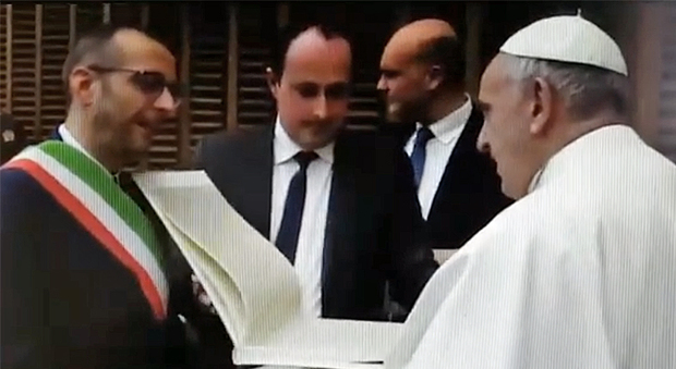 Pesaro, il sindaco Ricci regala a Papa Francesco un'opera di Rossini