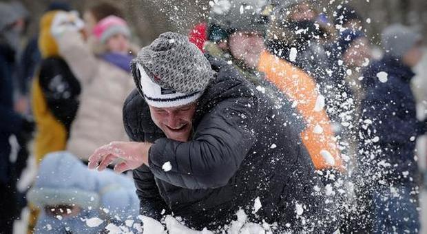 Palla di neve provoca un incidente, danni per 18mila euro. «Colpa di un bambino di 11 anni»