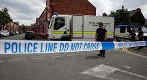 Serial killer degli anziani: tre ottantenni uccisi in poche ore nelle loro case a Exeter, fermato un giovane