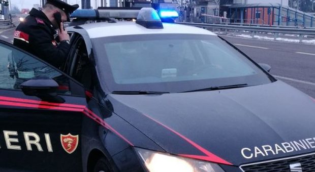 Pesaro, ubriachi rubano un furgone, si schiantano e minacciano di morte i carabinieri