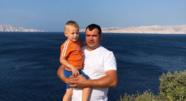 Il papà del bambino morto in ospedale: «Vogliamo la verità su Mattia»