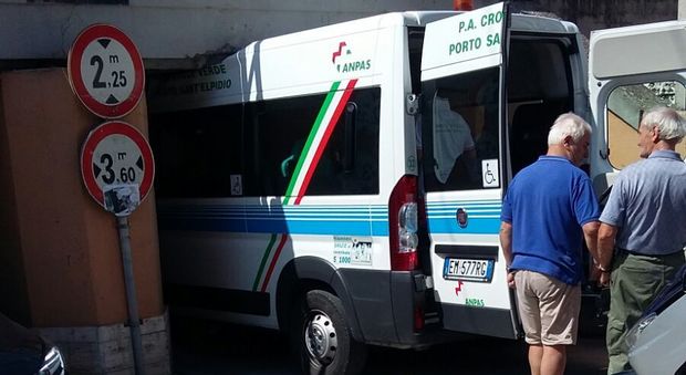 Porto Sant'Elpidio, ambulanza resta incastrata nel sottopasso