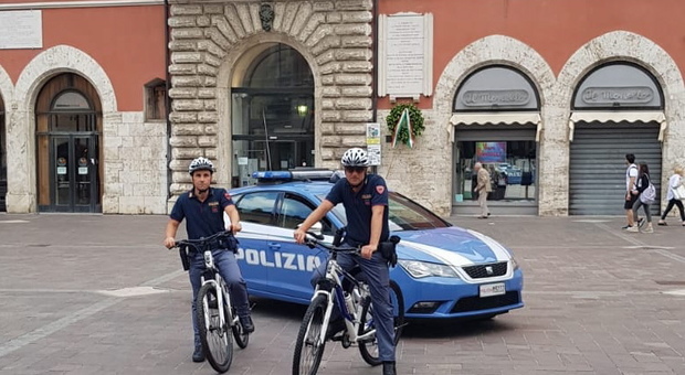 Terni, polizia in mountain bike per sconfiggere lo spaccio nei vicoli del centro