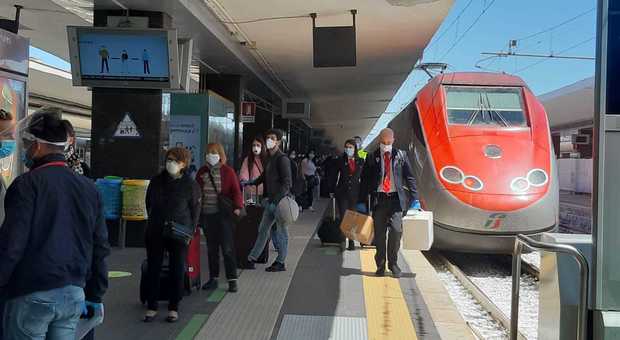 Fase 2, è arrivato a Napoli il primo treno Frecciarossa proveniente da Milano: controlli per tutti passeggeri, nessuno ha la febbre