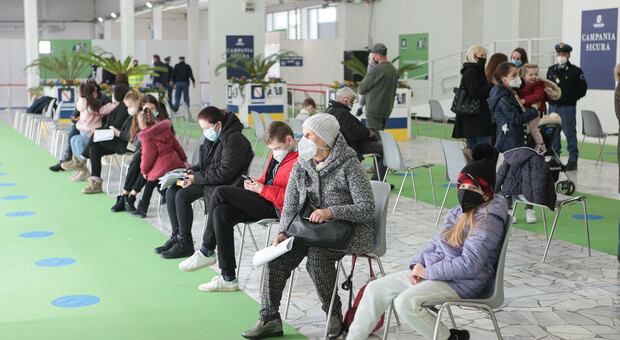 Napoli, profughi ucraini vaccinati alla Mostra d'Oltremare: «Ma in 230 sono positivi»