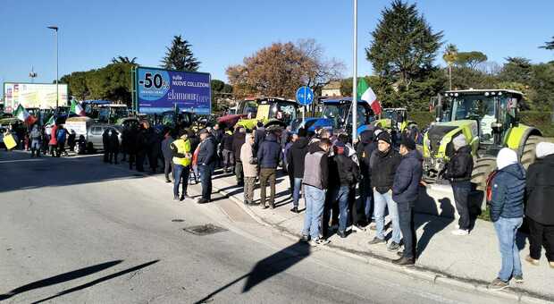 Protesta degli agricoltori contro le politiche europee: il corteo dei mezzi a Civitanova