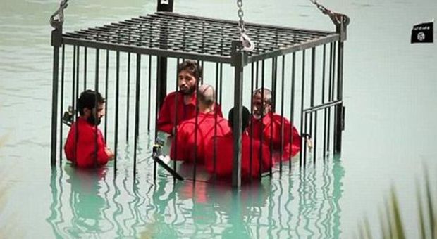 Isis, brutalità senza fine: prigionieri annegati in una gabbia