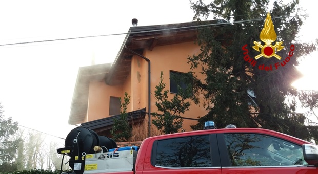 Il tetto della casa prende fuoco: vigili in azione a Opicina