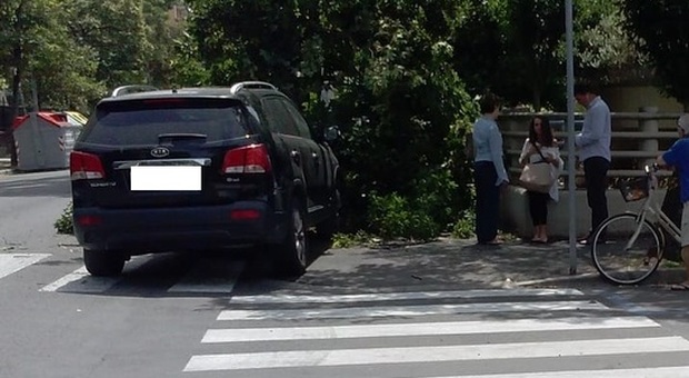 Pesaro, l'auto col cambio automatico prosegue dopo l'urto e abbatte un albero