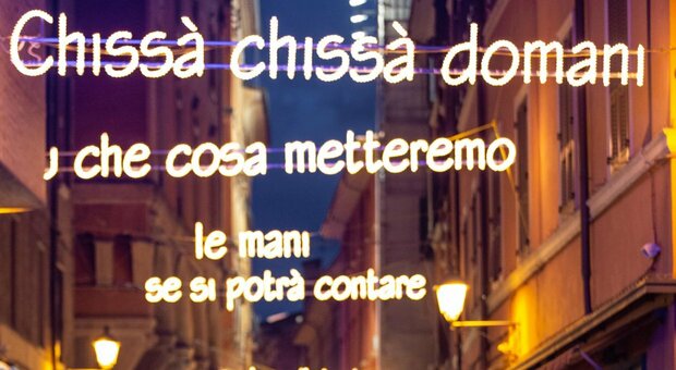 Bologna, le luminarie con il testo di "Futura" di Lucio Dalla: «Un segno di speranza che illumina il domani»