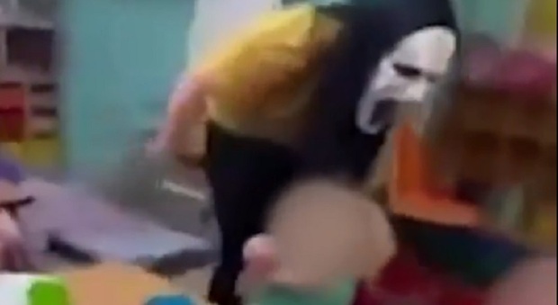 Tortura psicologico al nido: maestra con maschera horror terrorizza i bambini. Quattro operatrici a processo