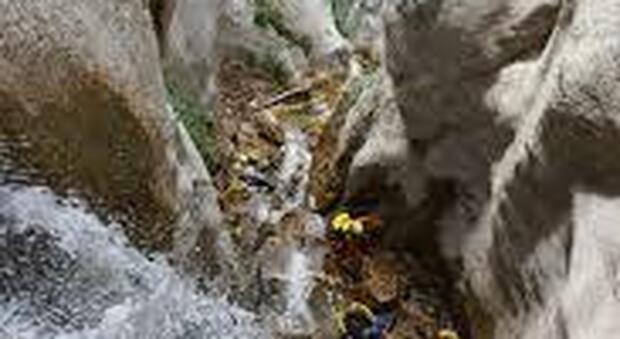 Escursione fino alla cascata, donna cade sulla roccia: è grave