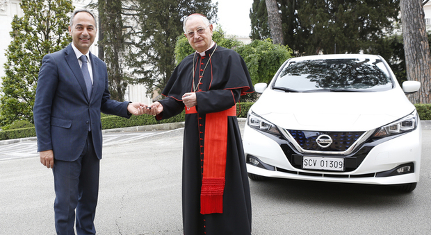 Marco Toro, amministratore delegato di Nissan Italia consegna le chiavi della Leaf a Giuseppe Bertello, presidente del Governatorato dello Stato della Città del Vaticano