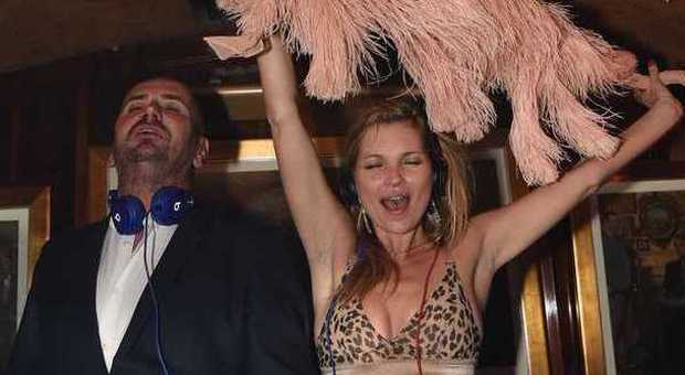 Kate Moss scatenata al party (Olycom)