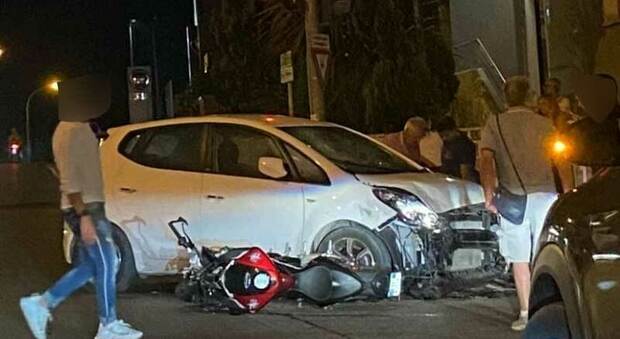 Con la moto si schianta contro un’auto: ragazzo di 28 anni portato all'ospedale di Torrette