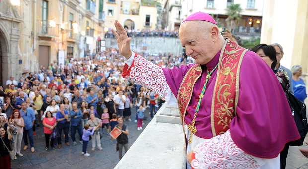 L'arcivescovo Andrea Bellandi mentre saluta la folla durante la festività di San Matteo