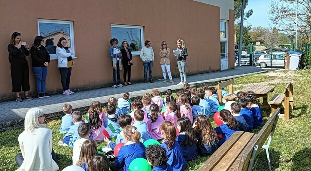 Narni, associazioni e cittadini a sostegno della scuola. A Ponte San Lorenzo arrivano nuovi giochi da giardino