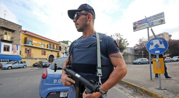 Napoli, liberato edificio occupato da una donna vicina ai camorristi Napoli, liberato edificio occupato da una donna vicina ai camorristi
