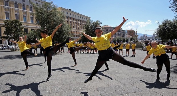 Danza e karate in piazza Municipio a Napoli per l'affidamento dell'ex scuola di Scampia