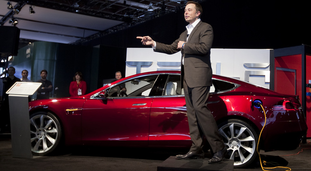 Elon Musk con la Tesla Mogel S