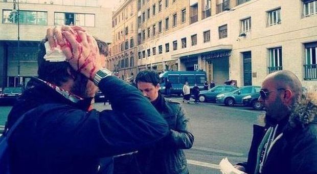 Vertenza Ast, scontri al corteo a Roma: feriti tre operai dopo una carica