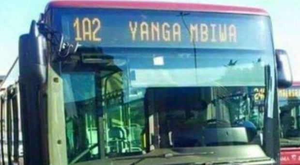 Derby, lo sfottò viaggia in strada: sul bus appare la scritta “Yanga Mbiwa”
