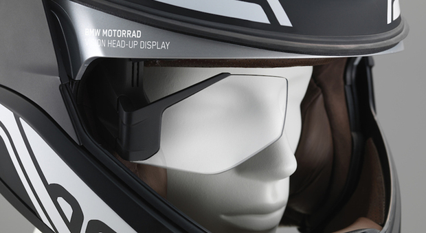 Su un vetrino orientabile sistemato nel casco, possono essere proiettati la velocità della moto, la marcia inserita, le indicazioni del navigatore satellitare o avvisi di pericoli